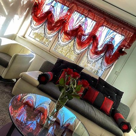 ראדום Luxury Red Apartment By Marta מראה חיצוני תמונה